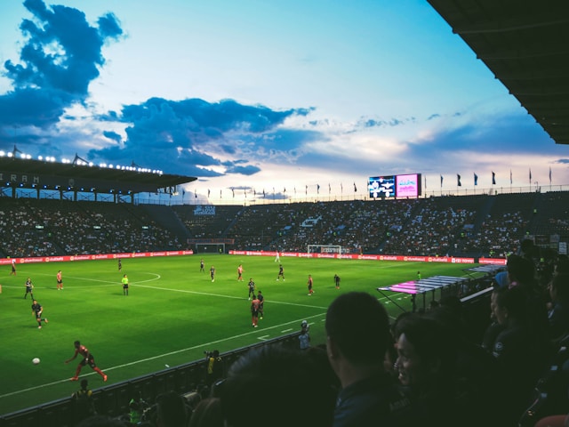 Estadio de fútbol con gran afluencia